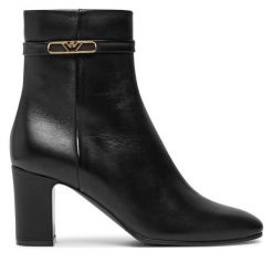 Botki Emporio Armani. Czarne botki Emporio Armani, bez wzorów, bez obcasa, na słupku, bez zapięcia. Za 1,419.00 zł.