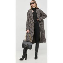 Pinko płaszcz z domieszką wełny kolor brązowy przejściowy dwurzędowy. Brązowe płaszcze Pinko, bez wzorów, z wełny, klasyczne, bez kaptura. W wyprzedaży za 1,979.90 zł.