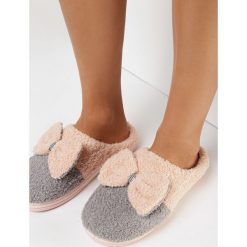 Szare Kapcie Zerysus. Szare kapcie Born2be, bez wzorów. W wyprzedaży za 31.99 zł.