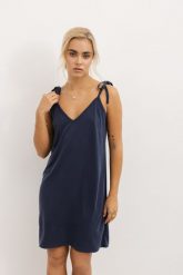 SUKIENKA KELLY NAVY L - Flawless. Niebieskie sukienki Flawless, do pracy, l, bez wzorów, biznesowe, bez kołnierzyka, bez ramiączek, mini, koszulowe. Za 125.00 zł.