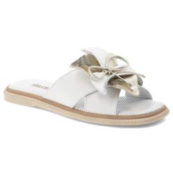 Klapki damskie Artiker, cholewka ze skóry naturalnej wsuwane z elegancką kokardą, białe, 58C3415. Białe klapki Artiker, bez wzorów, ze skóry, eleganckie, bez obcasa, bez zapięcia. Za 189.00 zł.