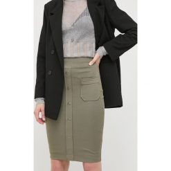 Guess spódnica kolor zielony mini ołówkowa. Zielone spódnice Guess, l, z aplikacjami, z dzianiny, mini, dopasowane. W wyprzedaży za 259.99 zł.