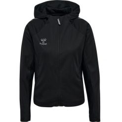 Damska bluza dresowa z kapturem Hummel Cima 2.0. Czarne bluzy Hummel, bez wzorów, z dresówki, bez ramiączek, z kapturem. W wyprzedaży za 313.50 zł.