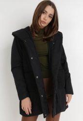 Czarna Kurtka Delynome. Czarne kurtki Born2be, l, bez wzorów, z tkaniny. W wyprzedaży za 139.99 zł.