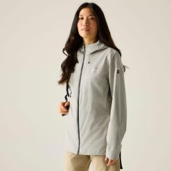 Damska wodoodporna kurtka z kapturem Radler. Białe kurtki Regatta, m, bez wzorów, z materiału, z kapturem. Za 229.99 zł.