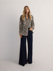 Koszula z wiskozy - wielobarwny. Koszule Reserved, l, bez wzorów, z tkaniny, bez kołnierzyka, bez ramiączek. W wyprzedaży za 55.99 zł.