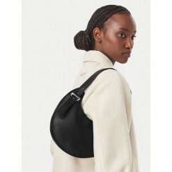 Torebka Calvin Klein. Czarne torebki klasyczne Calvin Klein, bez wzorów, klasyczne, bez dodatków. Za 449.99 zł.