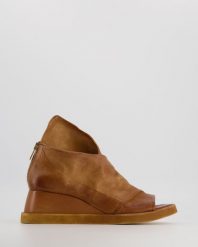 BRĄZOWE SANDAŁY B39002 TIGER. Brązowe sandały Venezia, bez wzorów, z nubiku, bez obcasa, bez zapięcia. Za 619.00 zł.