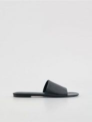 Klapki ze skóry owczej - czarny. Czarne klapki Reserved, bez wzorów, ze skóry, bez obcasa, bez zapięcia. Za 159.99 zł.