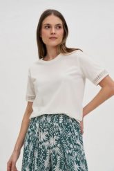 Bluzka z krótkimi rękawami biała. Białe bluzki MOODO, l, bez wzorów, z bawełny, bez kołnierzyka, bez ramiączek. Za 49.99 zł.