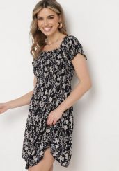 Granatowa Bawełniana Sukienka z Dekoltem Typu Hiszpanka i Lekką Falbanką Hannesia. Niebieskie sukienki Born2be, na co dzień, l, bez wzorów, z bawełny, eleganckie, bez kołnierzyka, bez ramiączek, mini. Za 59.99 zł.