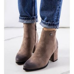 PA1 Brązowe botki Goldcrest. Brązowe botki PA1, bez wzorów, ze skóry ekologicznej, eleganckie, bez obcasa, na słupku, bez zapięcia. Za 259.00 zł.