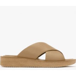 Jasnobrązowe, przeplatane klapki SONIA. Klapki Ryłko, bez wzorów, ze skóry, bez obcasa, na platformie, bez zapięcia. Za 229.99 zł.