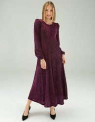 Fioletowa sukienka w prążki. Fioletowe sukienki Unisono, s, bez wzorów, prążkowane, eleganckie, bez kołnierzyka, bez ramiączek, rozkloszowane. Za 219.00 zł.