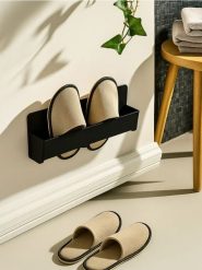 Ścienny uchwyt na kapcie - czarny. Czarne kapcie Sinsay, bez wzorów. Za 10.99 zł.