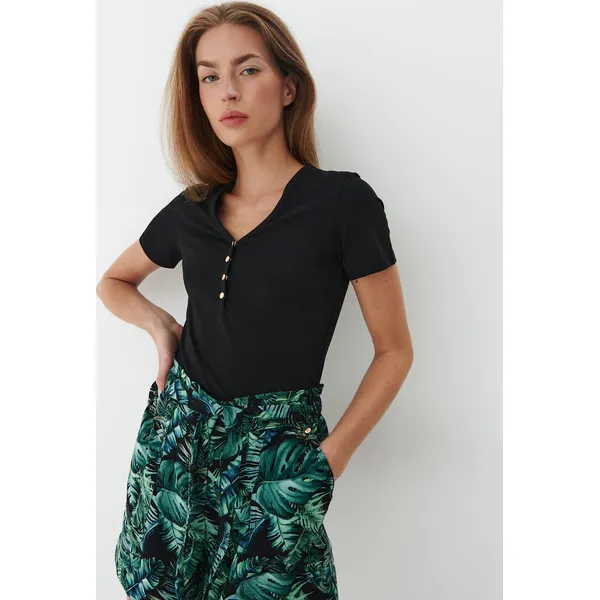 Czarna bluzka z guzikami - Czarny. Czarne bluzki Mohito, xs, bez wzorów, bez kołnierzyka, bez ramiączek. W wyprzedaży za 29.99 zł.