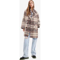 Desigual płaszcz damski kolor beżowy przejściowy oversize. Brązowe płaszcze Desigual, l, bez wzorów, bez kaptura. Za 929.99 zł.