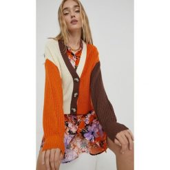 JDY sweter damski kolor beżowy. Brązowe swetry JDY, l, bez wzorów, bez ramiączek. W wyprzedaży za 76.99 zł.