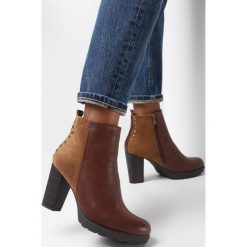 Brązowe Botki Cresent. Brązowe botki Born2be, z aplikacjami, eleganckie, za kostkę, bez obcasa, na obcasie, bez zapięcia. W wyprzedaży za 134.99 zł.