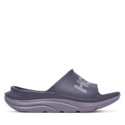 Klapki Hoka. Fioletowe klapki HOKA, bez wzorów, sportowe, bez obcasa, bez zapięcia. Za 249.99 zł.