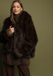 Brązowa Kurtka Futerko o Kroju Oversize z Kapturem Nalienta. Brązowe kurtki Born2be, l, bez wzorów, z futra, eleganckie, z kapturem. Za 289.99 zł.