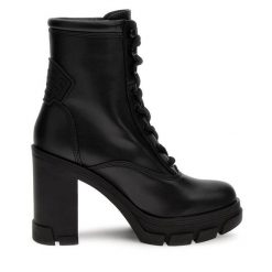 Botki Guess. Czarne botki Guess, z aplikacjami, bez obcasa, na słupku, bez zapięcia. Za 419.99 zł.