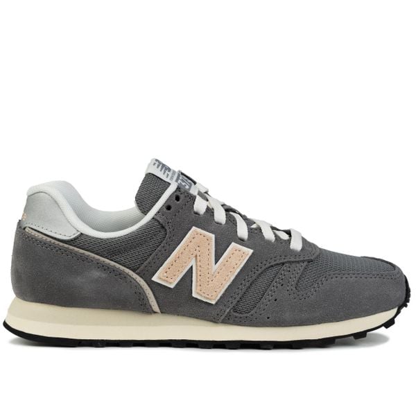 Buty damskie sportowe do chodzenia New Balance. Białe buty sportowe lifestyle New Balance, bez wzorów, sportowe, bez zapięcia. W wyprzedaży za 329.00 zł.
