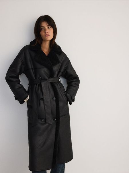 Dwurzędowy płaszcz z kożuchem - czarny. Czarne płaszcze Reserved, l, bez wzorów, ze skóry, bez kaptura. W wyprzedaży za 279.99 zł.