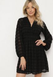 Czarna Błyszcząca Sukienka o Rozkloszowanym Kopertowym Kroju z Odkrytymi Plecami Issanea. Czarne sukienki Born2be, l, z aplikacjami, eleganckie, bez kołnierzyka, bez ramiączek, mini, kopertowe. W wyprzedaży za 144.49 zł.