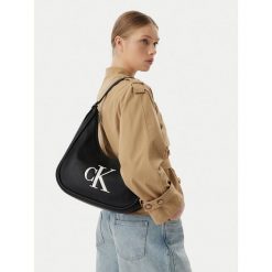 Torebka Calvin Klein. Czarne torebki klasyczne Calvin Klein, bez wzorów, klasyczne, bez dodatków. Za 529.99 zł.