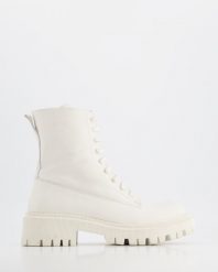 BIAŁE BOTKI 22650 WHITE. Białe botki Venezia, bez wzorów, ze skóry, bez obcasa, bez zapięcia. Za 329.00 zł.