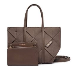 Torebka Calvin Klein. Brązowe torebki klasyczne Calvin Klein, bez wzorów, klasyczne, bez dodatków. Za 489.99 zł.