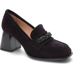 Fioletowe Półbuty Simen Eleganckie Skórzane Buty Na Obcasie. Fioletowe półbuty wsuwane Simen, bez wzorów, ze skóry, eleganckie, bez obcasa, na obcasie. Za 368.99 zł.