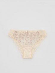 Majtki figi z haftem - złamana biel. Figi Reserved, bez wzorów, z dzianiny. Za 49.99 zł.