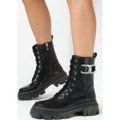 Czarne Botki Workery z Klamrą Asoaleia. Czarne botki Born2be, z aplikacjami, ze skóry, bez obcasa, na płaskiej podeszwie, bez zapięcia. W wyprzedaży za 125.99 zł.