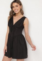 Czarna Sukienka Vices o Rozkloszowanym Kroju z Wiązaniem Foliseia. Czarne sukienki Born2be, na co dzień, l, bez wzorów, z jeansu, eleganckie, bez kołnierzyka, bez ramiączek, mini, rozkloszowane. W wyprzedaży za 101.99 zł.