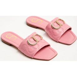 Klapki CESARE CASADEI. Czerwone klapki CESARE CASADEI, z aplikacjami, ze skóry, bez obcasa, bez zapięcia. Za 1,889.00 zł.