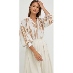 Answear Lab koszula damska kolor beżowy relaxed ze stójką. Brązowe koszule Answear Lab, m, bez wzorów, z tkaniny, bez kołnierzyka, bez ramiączek. Za 219.99 zł.