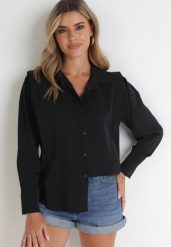 Czarna Koszula z Falbaną przy Ramionach i Kołnierzem Sarya. Czarne koszule Born2be, bez wzorów, z tkaniny, bez kołnierzyka, bez ramiączek. Za 49.99 zł.