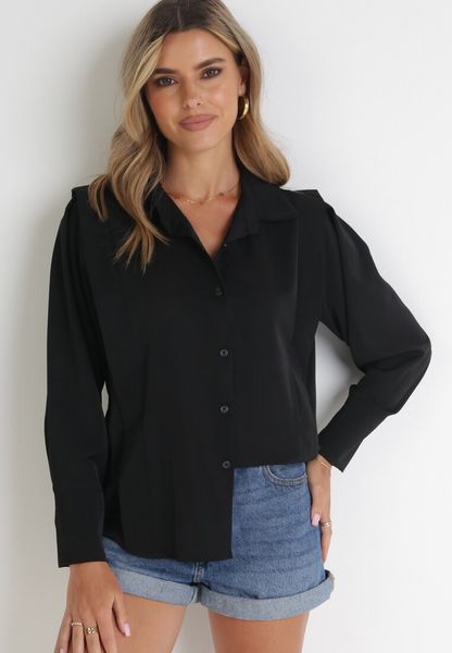 Czarna Koszula z Falbaną przy Ramionach i Kołnierzem Sarya. Czarne koszule Born2be, bez wzorów, z tkaniny, bez kołnierzyka, bez ramiączek. Za 49.99 zł.