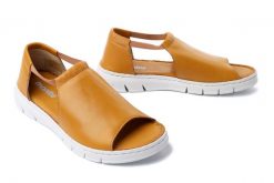 MANITU 910217-06 gelb, sandały damskie. Żółte sandały Manitu, bez wzorów, ze skóry, bez obcasa, bez zapięcia. Za 284.90 zł.
