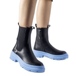 Czarne buty na niebieskiej podeszwie Georgette. Czarne botki bez wzorów, eleganckie, z okrągłym noskiem, bez obcasa, bez zapięcia. Za 101.26 zł.