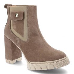 Botki damskie Damiss, cholewka z miękkiego zamszu z elastyczną wstawką po bokach masywny obcas oraz gruba podeszwa z wyraźnym profilem, kawa‑welur, D. Brązowe botki DAMISS, bez wzorów, ze skóry, eleganckie, bez obcasa, na obcasie, bez zapięcia. Za 349.00 zł.