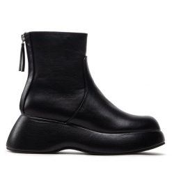 Botki DeeZee. Czarne botki DeeZee, bez wzorów, bez obcasa, na koturnie, bez zapięcia. Za 179.99 zł.