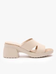 Kremowe klapki na obcasie z masywnym spodem. Brązowe klapki Ryłko, bez wzorów, ze skóry, klasyczne, z okrągłym noskiem, bez obcasa, na obcasie, bez zapięcia. Za 279.99 zł.