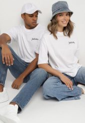 Biała Bawełniana Koszulka T-shirt z Napisem Just Be There i Nadrukiem Melarea. Białe t-shirty Born2be, l, bez wzorów, z bawełny, bez kołnierzyka, bez ramiączek. Za 79.99 zł.