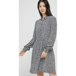 Vila sukienka kolor czarny mini rozkloszowana. Czarne sukienki Vila, bez wzorów, z tkaniny, bez kołnierzyka, bez ramiączek, maxi, dopasowane. W wyprzedaży za 129.99 zł.