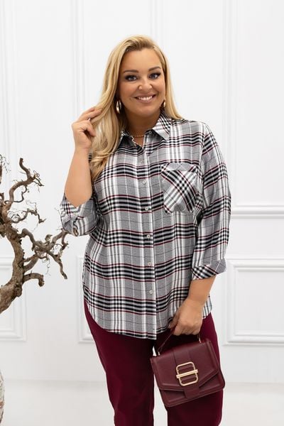 Klasyczna elegancka koszula Violet w szaro-bordową kratkę PLUS SIZE XXL. Czerwone koszule Nasi partnerzy, plus size, bez wzorów, z jeansu, biznesowe, bez kołnierzyka, plus size, bez ramiączek. Za 199.90 zł.