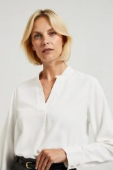 Gładka elegancka koszula biała. Białe koszule MOODO, l, bez wzorów, z poliesteru, eleganckie, bez kołnierzyka, bez ramiączek. W wyprzedaży za 59.99 zł.