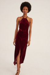 Undress Code Sukienka kolor bordowy midi prosta. Czerwone sukienki Undress Code, na co dzień, l, bez wzorów, z tkaniny, bez kołnierzyka, bez ramiączek, midi, proste. W wyprzedaży za 439.99 zł.